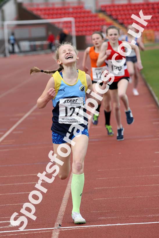 Girls under-13s 800 metres, North Eastern Champs, Gateshead Stadium. Photo: David T. Hewitson/Sports for All Pics